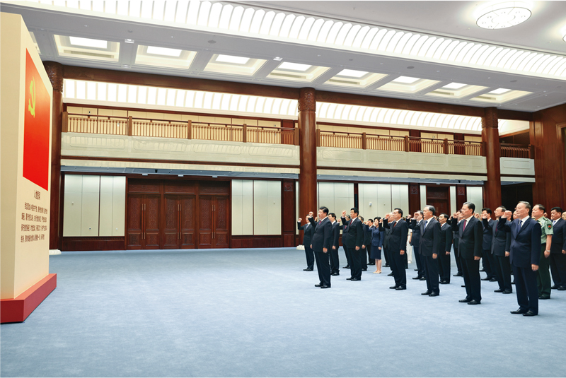 2021年6月18日,党和国家领导人习近平、李克强、栗战书、汪洋、王沪宁、赵乐际、韩正、王岐山等在中国共产党历史展览馆参观“‘不忘初心、牢记使命’中国共产党历史展览”。这是参观结束后,习近平带领党员领导同志一起重温入党誓词。 新华社记者 鞠鹏/摄