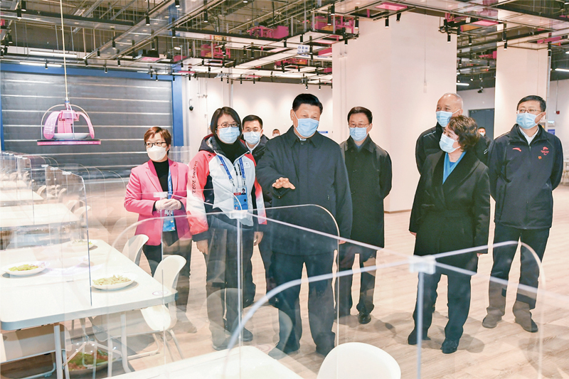 2022年1月4日,中共中央总书记、国家主席、中央军委主席习近平在北京考察2022年冬奥会、冬残奥会筹办备赛工作。这是4日上午,习近平在北京冬奥会、冬残奥会主媒体中心智慧餐厅,察看智能餐饮设备运行情况。新华社记者 谢环驰/摄