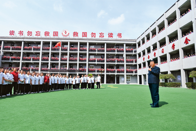 2021年9月13日至14日,中共中央总书记、国家主席、中央军委主席习近平在陕西省榆林市考察。这是14日上午,习近平在绥德实验中学考察时,同师生亲切交流。 新华社记者 谢环驰/摄