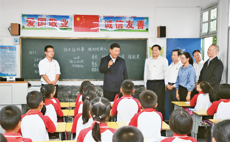 2020年9月16日至18日,中共中央总书记、国家主席、中央军委主席习近平在湖南考察。这是16日下午,习近平在郴州市汝城县文明瑶族乡第一片小学,同正在上思政课的同学们亲切交流。 新华社记者 谢环驰/摄